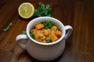 Garbanzos_al_Curry_con_Cilantro_Fresco_Tratamiento_Picante_del_Curry_Plato_Sabroso_de_Garbanzos_Sabor_Hierba_Aromática_Fresca_Plato_Sabroso_Especias_Aromáticas_Saludable_Comida_Nutritiva_Comida_Ayurvédica_Cilantro_Fresco_Aroma_Satisfactorio_Vegano_Alimón_Comida_Ayurveda